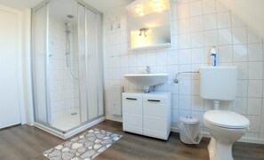 Douche, sèche-cheveux, serviettes fournies, savon