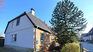 A two-story house with a white facade and a dark roof. - Apartment Seeadlerhorst Oberhof Boltenhagen (Oberhof)