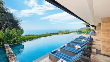 2 outdoor pools, pool loungers