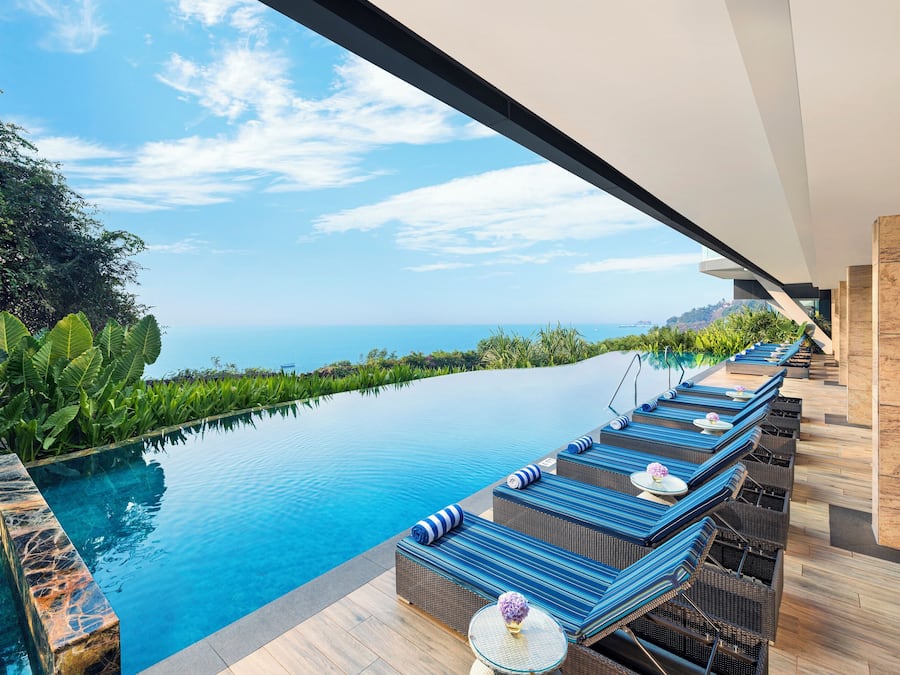 2 piscinas externas, espreguiçadeiras