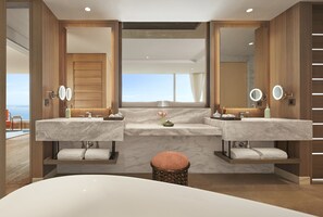 Suite Grand | Baño | Cabezal de ducha tipo lluvia y artículos de higiene personal ecológicos