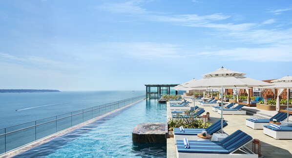 2 piscines extérieures, chaises longues