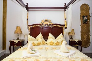 Minibar, bed sheets - Koenigreich Romkerhall (Goslar)