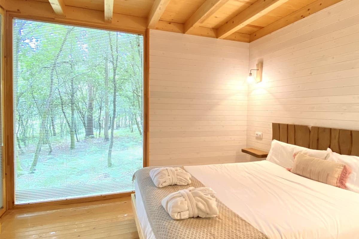 1 bedroom, free cots/infant beds, free WiFi, bed sheets