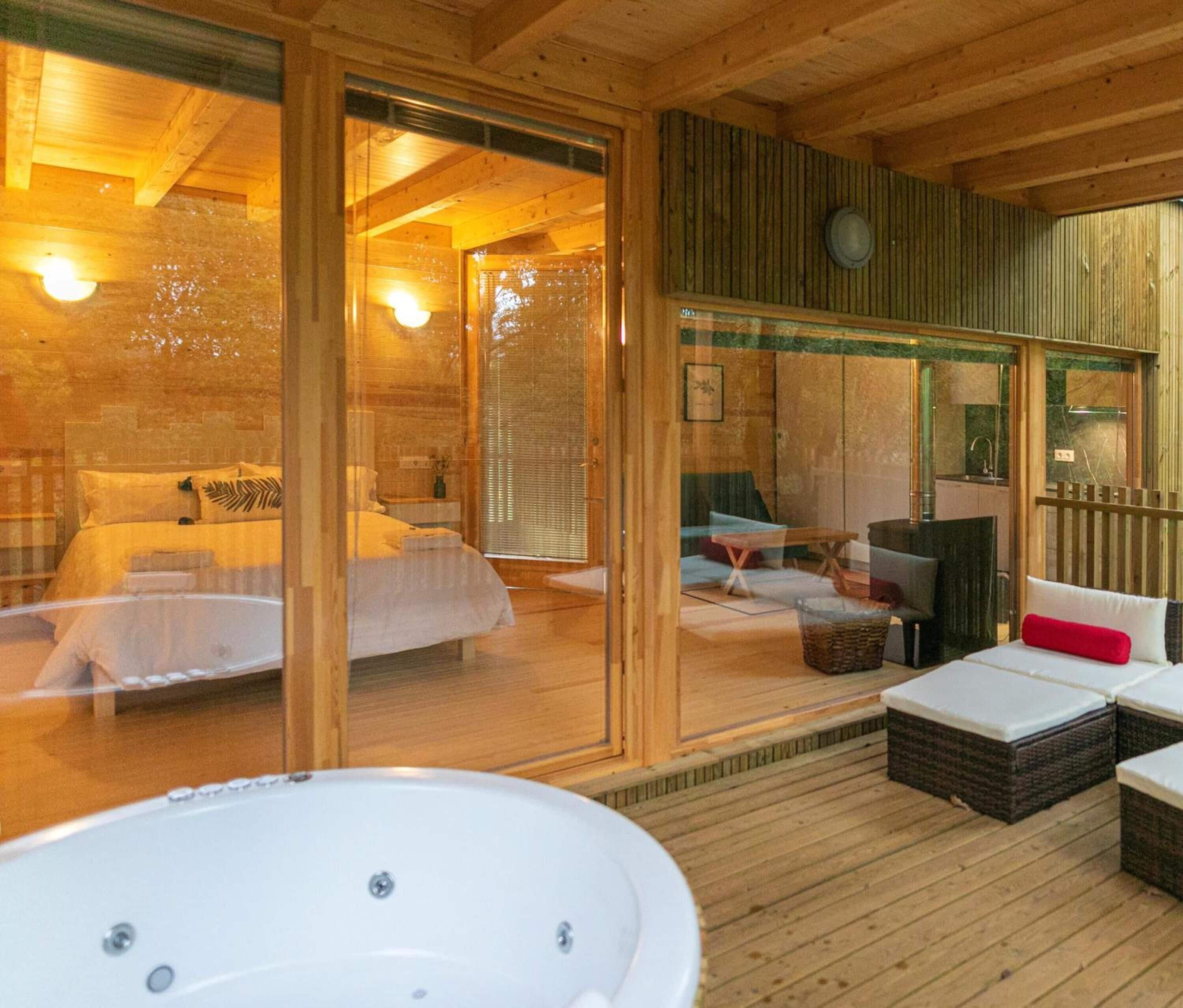 Shower, rainfall showerhead, free toiletries, hair dryer