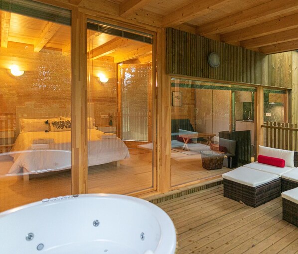 Een douche, een regendouche, gratis toiletartikelen, een haardroger