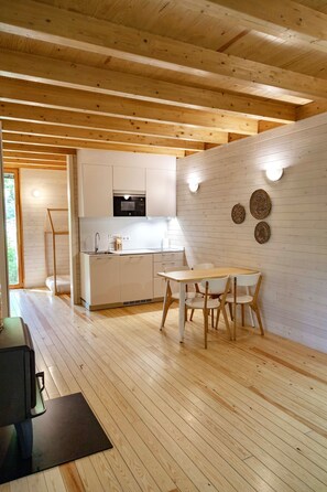 Huisje, toegankelijk voor mindervaliden, bubbelbad | Privékeuken | Een koelkast met diepvriezer, een microgolfoven, een kookplaat