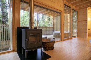 Huisje, bubbelbad, uitzicht op wijngaard | Woonruimte | Flatscreentelevisie en een open haard