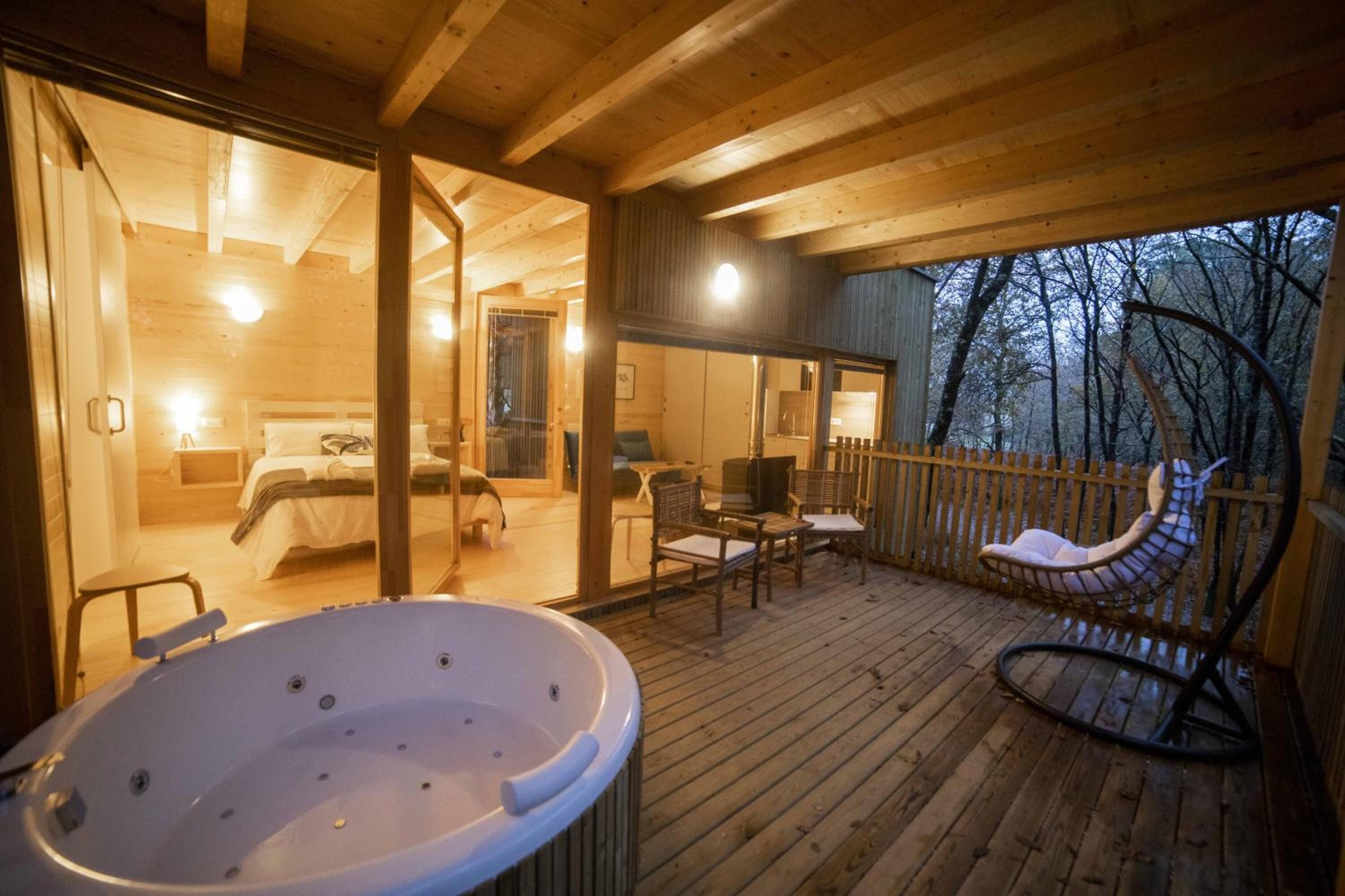 Shower, rainfall showerhead, free toiletries, hair dryer