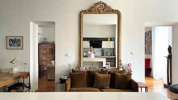 Télévision, livres, chaßne hi-fi, espaces bureaux