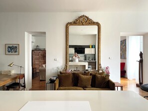 TV, bøker, stereoanlegg og kontorer