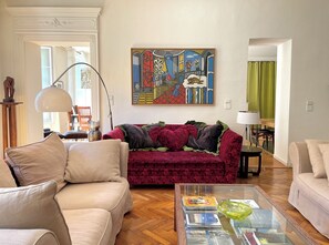 Televisio, kirjoja, stereot, työhuone