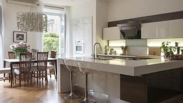 Réfrigérateur, micro-ondes, four, plaque de cuisson