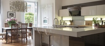 Spacious 2 bedroom, 2 bath, quiet, garden view flat, Carre d'Or