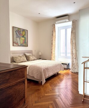 2 makuuhuonetta, työpöytä, silitysrauta/-lauta, ilmainen Wi-Fi