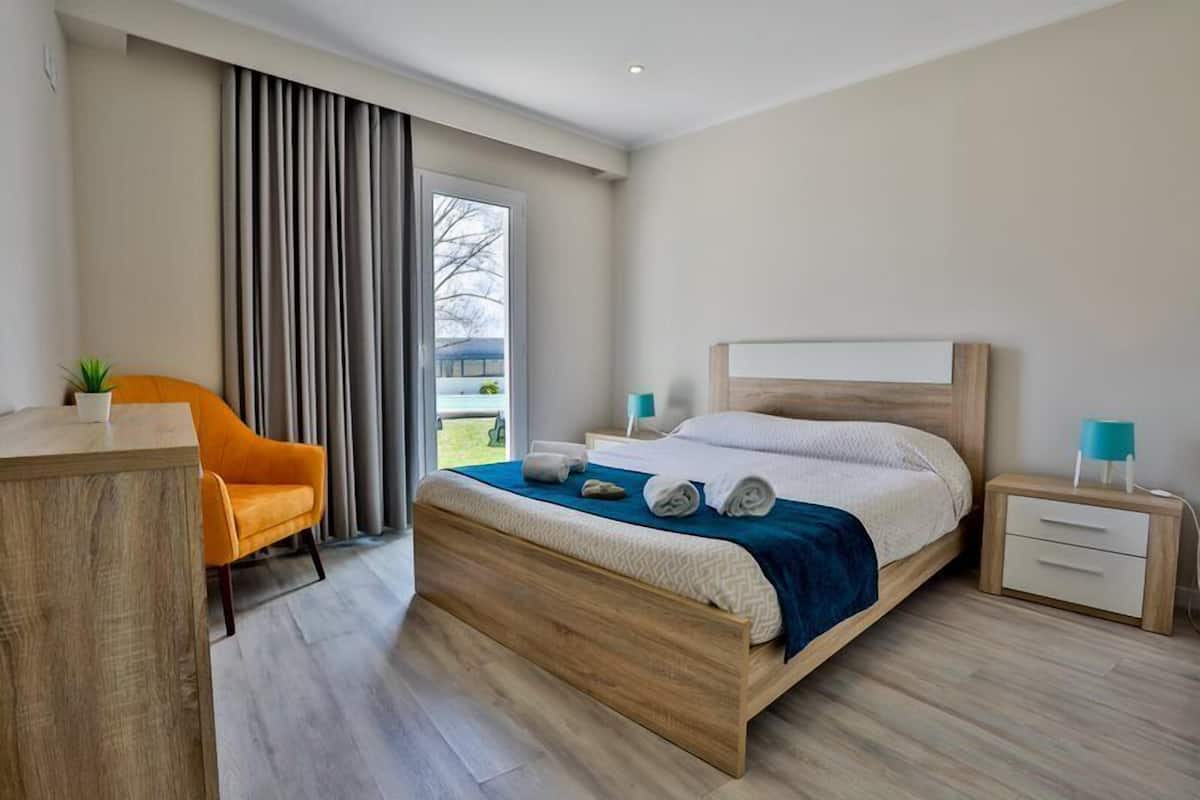 Comfort Apartment, 2 Bedrooms | 3 bedrooms, iron/ironing board, free cribs/infant beds, free WiFi