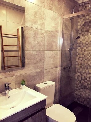 Shower, hair dryer, towels, soap - Furnaka Village EcoSurf (Lourinha)