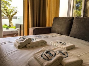 3 bedrooms, iron/ironing board, free cots/infant beds, free WiFi