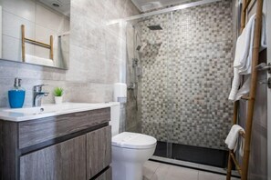 Een douche, een haardroger, handdoeken, zeep