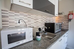 Grand réfrigérateur, micro-ondes, four, plaque de cuisson