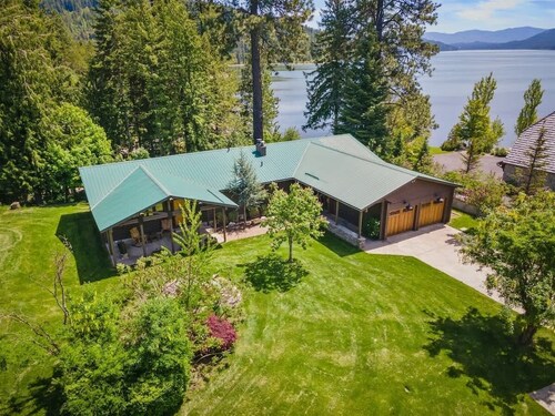 Maison parfaite sur le lac avec quai privé et ascenseur à bateaux. Idéal pour les familles.