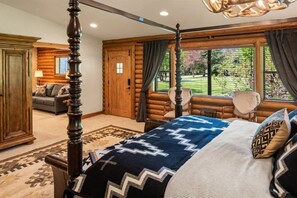 4 quartos, escrivaninha, ferros/tábuas de passar roupa, berço de viagem