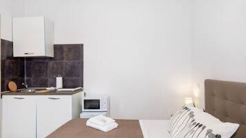 1 Schlafzimmer, Schreibtisch, WLAN, Bettwäsche