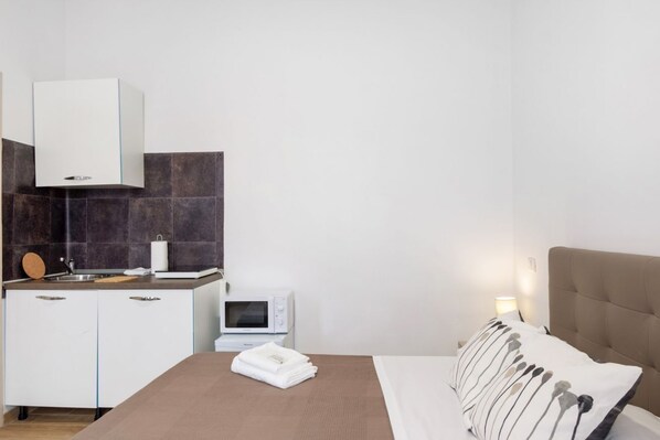 1 Schlafzimmer, Schreibtisch, WLAN, Bettwäsche