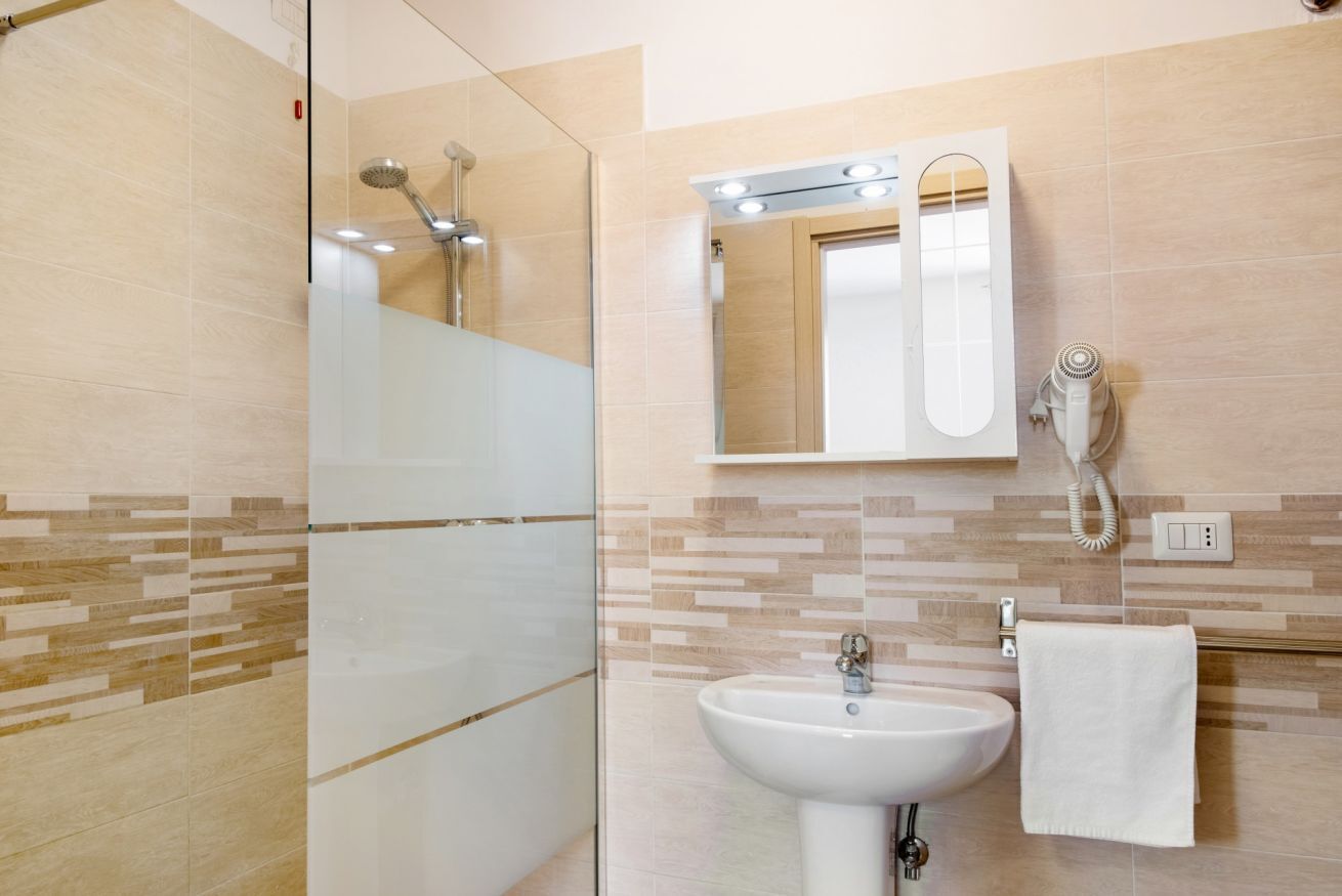 Doccia, asciugacapelli, bidet, asciugamani