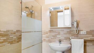 Doccia, asciugacapelli, bidet, asciugamani