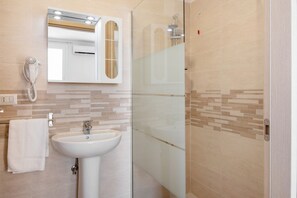 Regadera, bidet, toallas