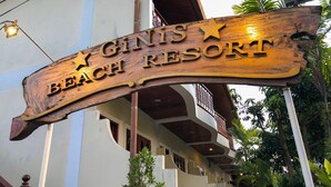 A wooden sign for Ginis Beach Resort. - Ginis Beach Resort (Kamala)