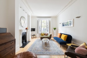 Comfort Apartment | Living area | Flat-screen TV - Picnic in the Park Fantastic 3 Bedrooms (London)