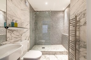 คอมฟอร์ทอพาร์ทเมนท์ | ห้องน้ำ | ฝักบัว, ไดร์เป่าผม, ผ้าเช็ดตัว, สบู่