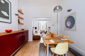 Comfort Apartment | In-room dining - Picnic in the Park Fantastic 3 Bedrooms (London)