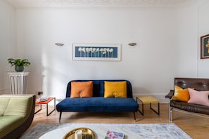 Comfort Apartment | Living room | Flat-screen TV - Picnic in the Park Fantastic 3 Bedrooms (London)
