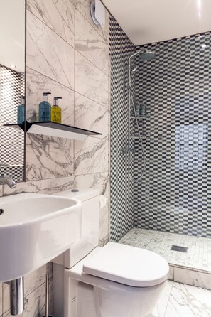 Comfort Apartment | Bathroom | Shower, hair dryer, towels, soap