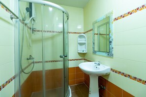 Phòng Tiêu chuẩn | Phòng tắm | Buồng tắm vòi sen, đồ dùng nhà tắm miễn phí, khăn tắm 