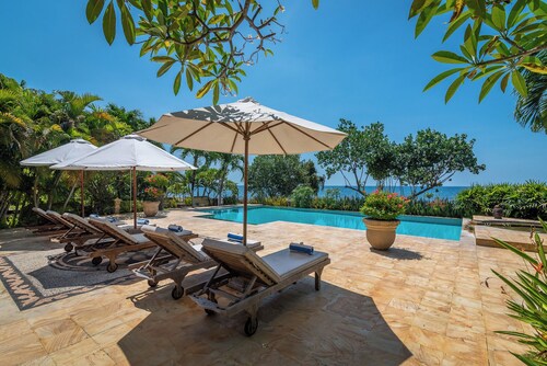Villa Taman Indah - Immense villa en bord de mer avec accès direct à la plage!
