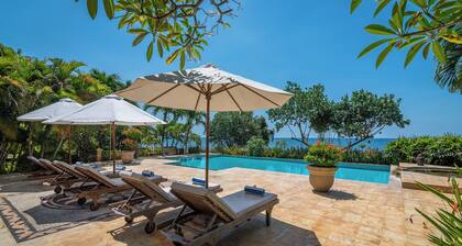 Villa Taman Indah - Immense villa en bord de mer avec accès direct à la plage!