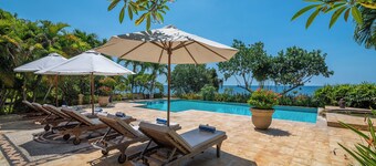 Huge beachfront villa with direct access to the beach!