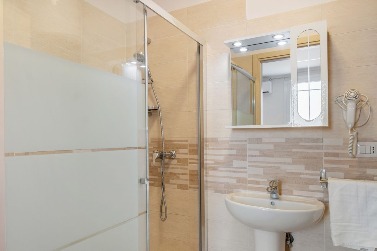 Doccia, asciugacapelli, bidet, asciugamani