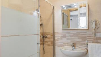 Doccia, asciugacapelli, bidet, asciugamani
