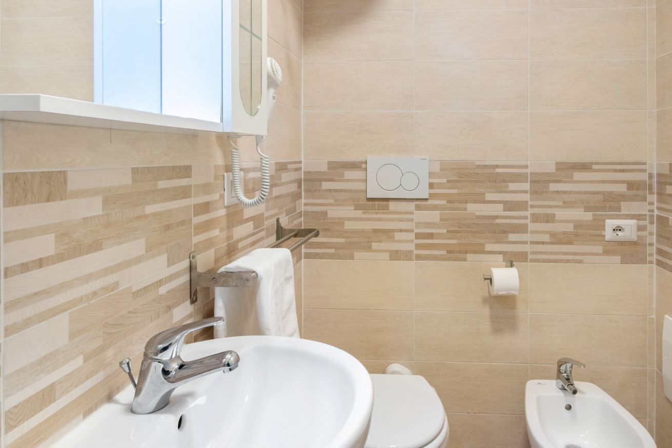 Douche, sèche-cheveux, bidet, serviettes fournies