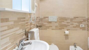 Douche, sĂšche-cheveux, bidet, serviettes fournies