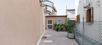 Modern and cozy room with private bathroom is part of the San Vincenzo Rooms Guest House and is perfect for 2 guests. The accommodation is located in the renovated building in Vigonza, which is 10 minutes by car from the center of Padua and on the direct