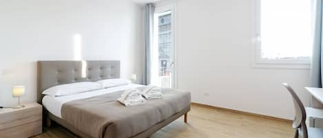 1 bedroom, desk, WiFi, bed sheets