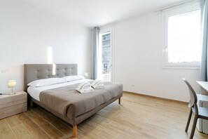 1 bedroom, desk, WiFi, bed sheets