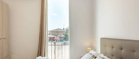 1 bedroom, desk, WiFi, bed sheets