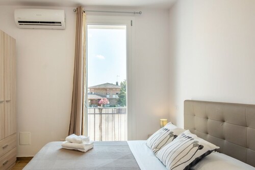 Cozy room with private bathroom is part of the San Vincenzo Rooms Guest House and is perfect for 1 guest. The accommodation is located in the renovated building in Vigonza, which is 10 minutes by car from the center of Padua and on the direct route to Ve